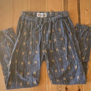 Soft and comfy joggers - aztec like pattern